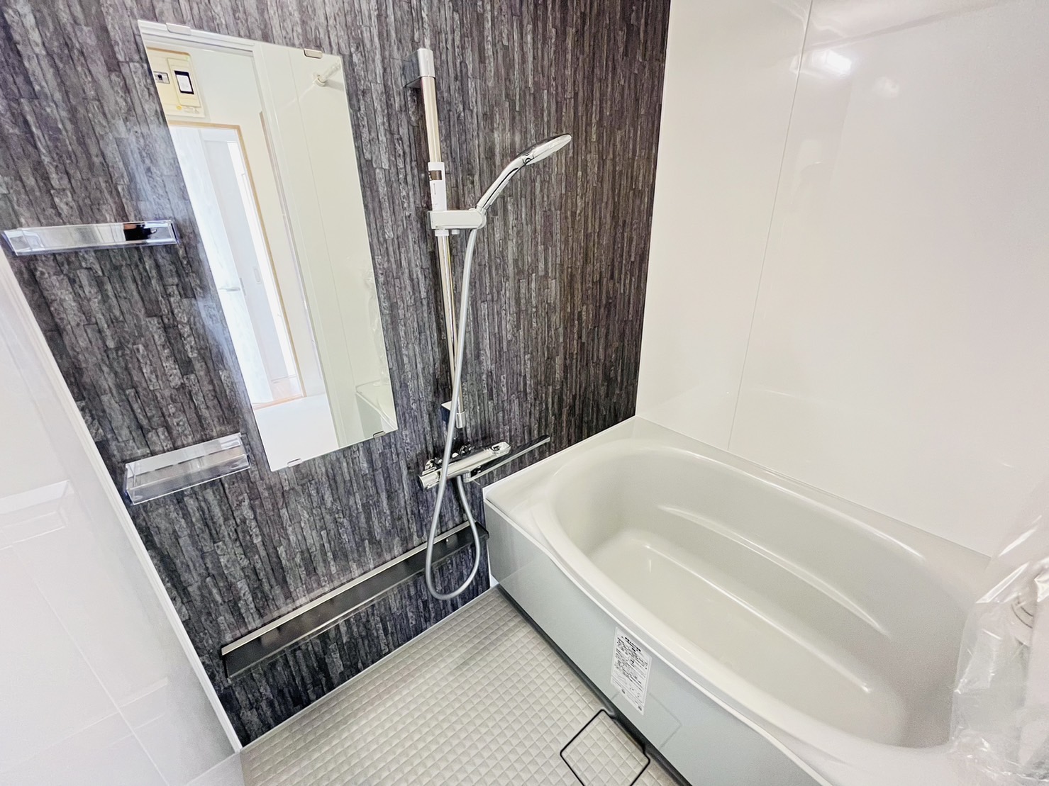 バス・シャワールーム リノベーション済みの浴室は、浴槽も新規入れ替え済みです