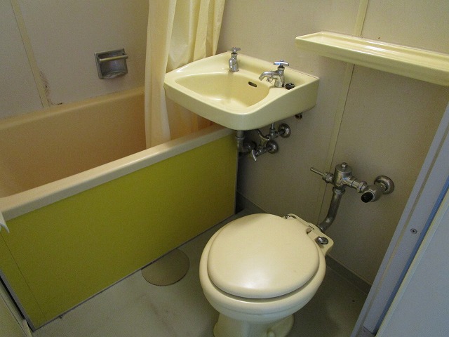 バス・シャワールーム 【バス・トイレ同室ですが、可愛さのある浴槽です】