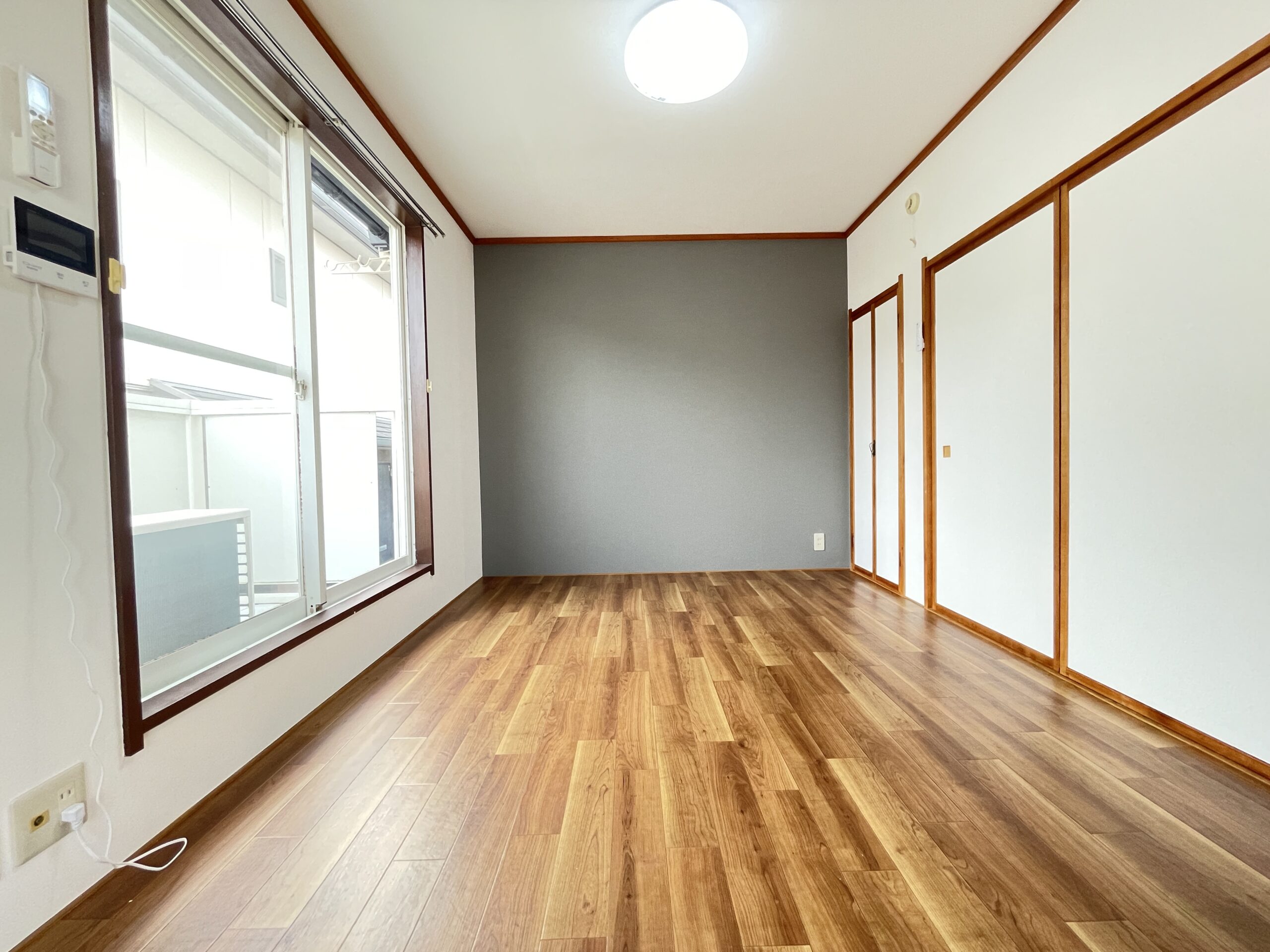 居室・リビング 温かみを感じる洋室。大きな窓から自然光が入り、明るい空間です。