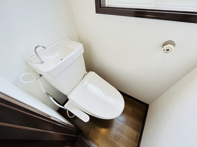 トイレ 温水洗浄便座付きで快適にお使いいただけます。