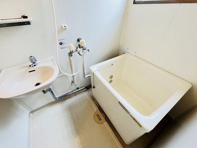 バス・シャワールーム 浴室に窓があり換気しやすい明るい空間。