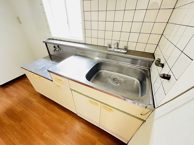 キッチン 作業スペースが広めで料理がしやすいキッチン。窓があり気持ちよく調理できます。